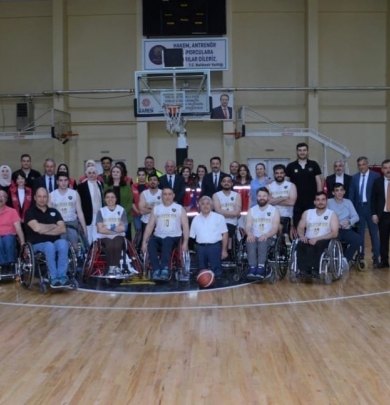 Balıkesir Büyükşehir Belediyesi Engelli Basketbol Takımı ile bir araya gelerek farkındalık oluşturmak amacıyla “empati, gösteri” maçı gerçekleşti.