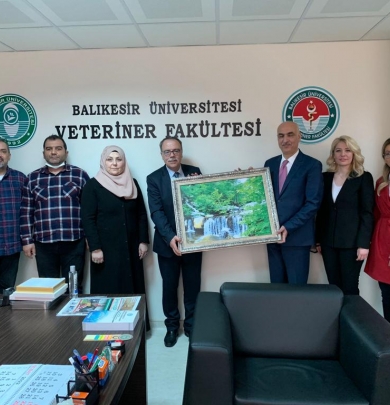 Sokak Hayvanları Proje Çalışma Grubu temsilci ve üyeleri Balıkesir Üniversitesi Veterinerlik Fakültesi'ne teknik ziyarette bulundu.
